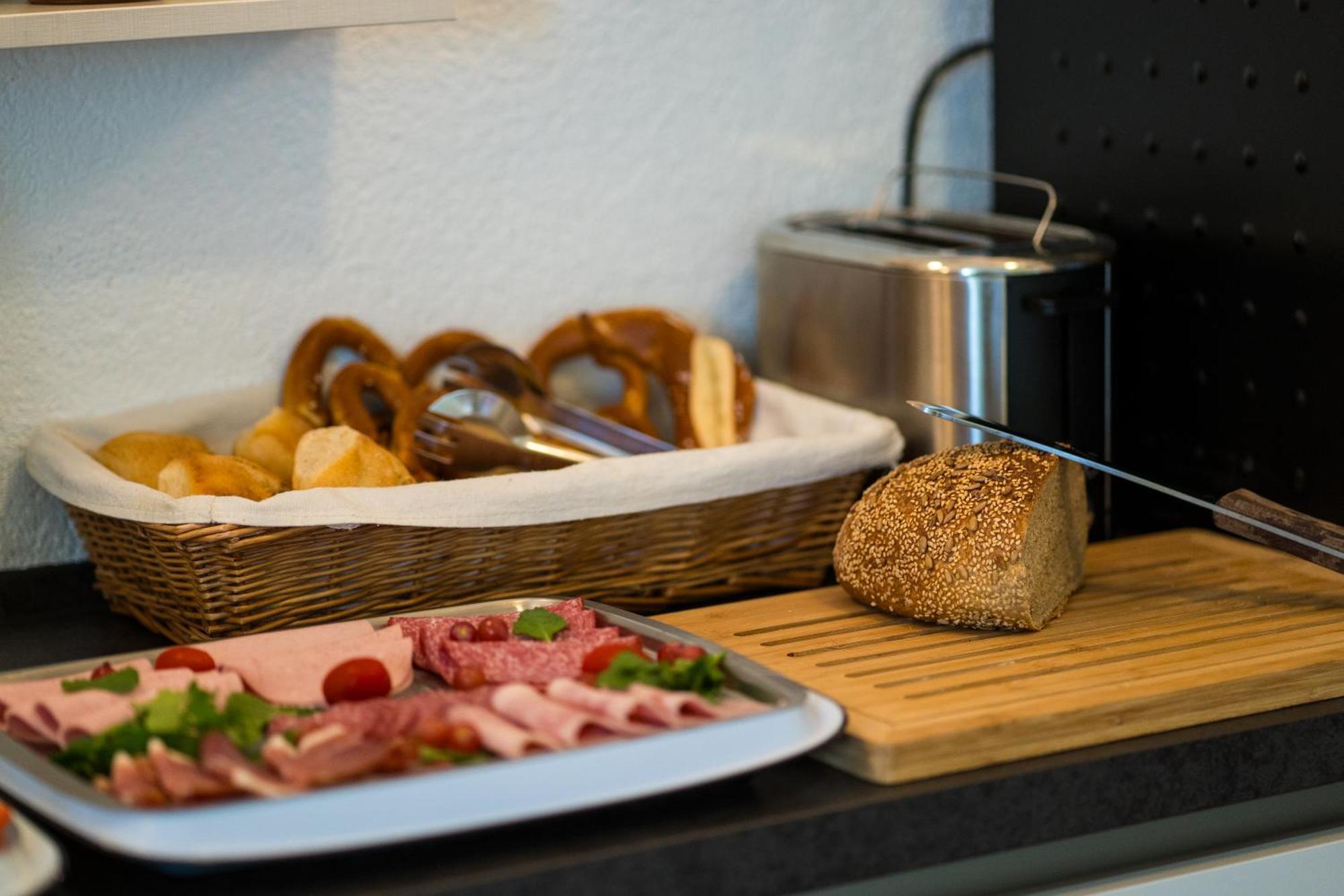 B&B Kukione Dettingen an der Erms Bagian luar foto